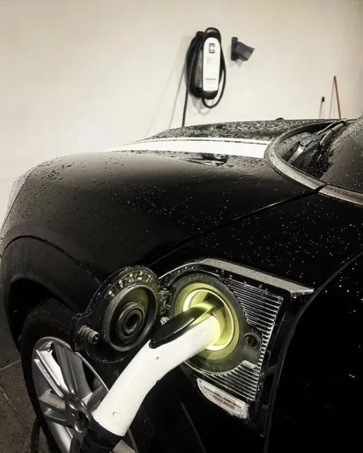 Punto de carga para vehículo eléctrico en un estacionamiento techado de Guadalajara
