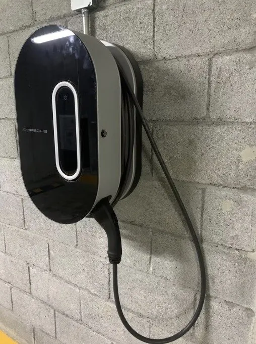 Cargador de pared para Porsche instalado en Puerta de Hierro, Zapopan