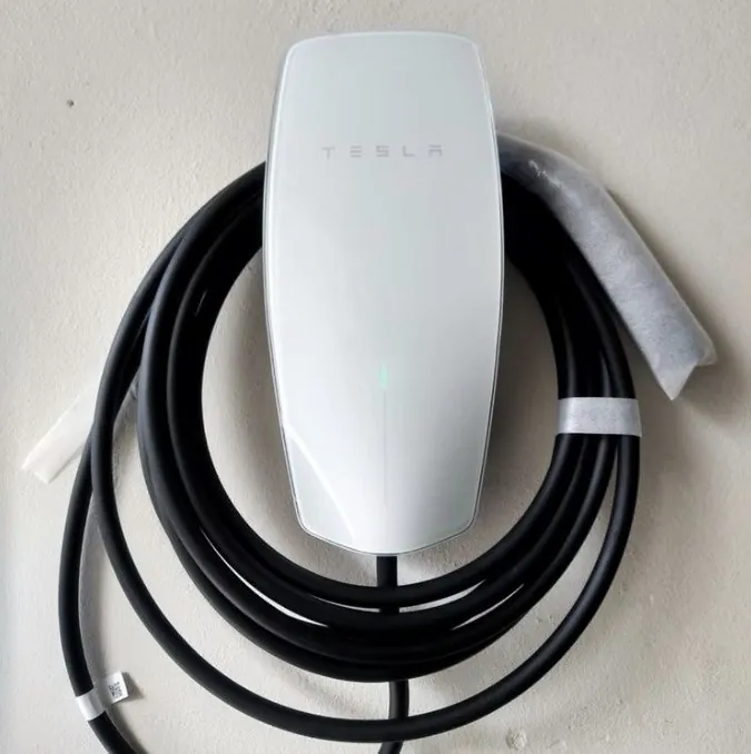 Tesla Wall Connector instalado en una cochera de Valle Real